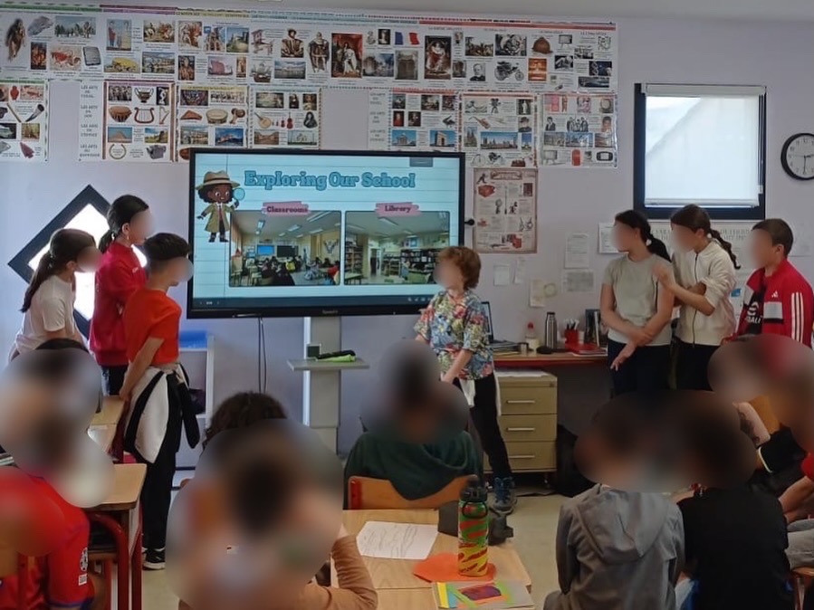 Nuestros alumnos presentando nuestro cole